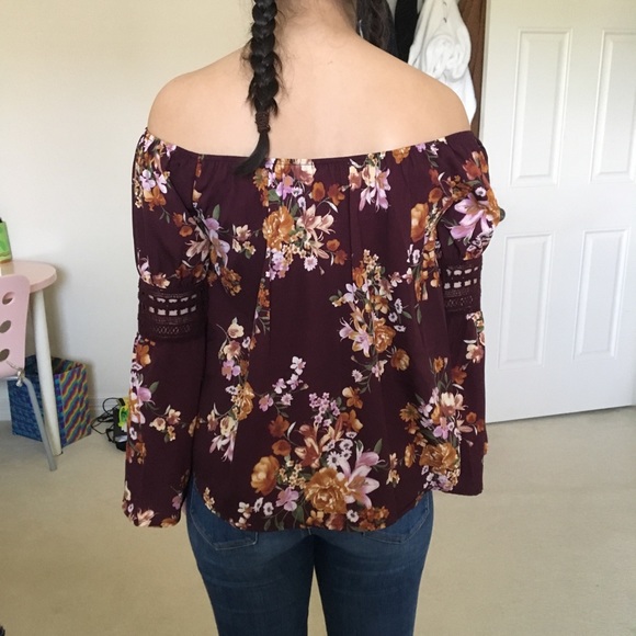 Off the shoulder Floral Blouse - Picture 2 of 2